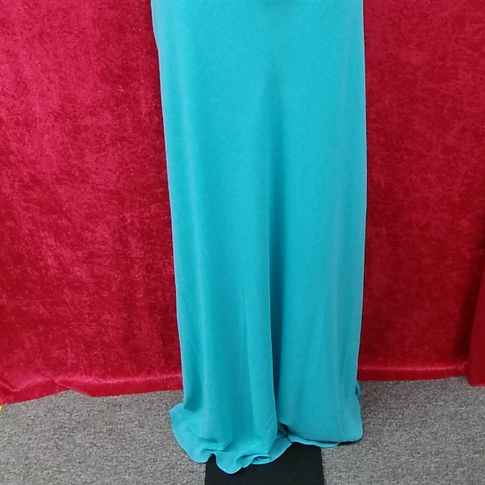 Dresses - Picture 3 of 4